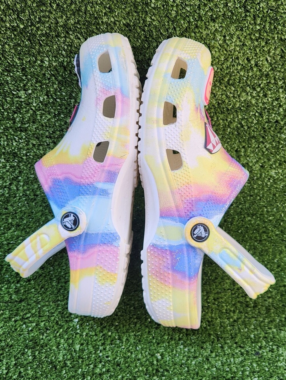 CROCS Classic Tie-Dye Graphic Clogs Jibbitzs Included Size J5 Big Girls Youth - Picture 10 of 16